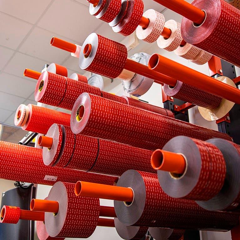 När tejp slår skruv och svets: fördelar med stark dubbelhäftande 3M-tejp i industrin